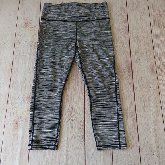 Athleta Ultimate Linear Lines Capri sz S - Picture 4 of 12
